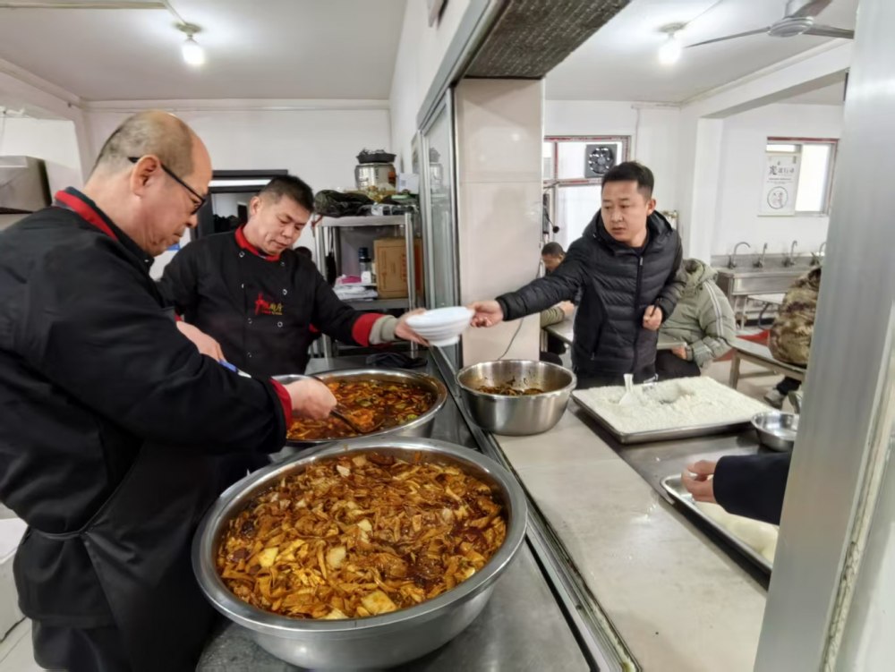 陜煤建設(shè)煤礦運(yùn)營服務(wù)分公司：一線寒冬，后勤送暖