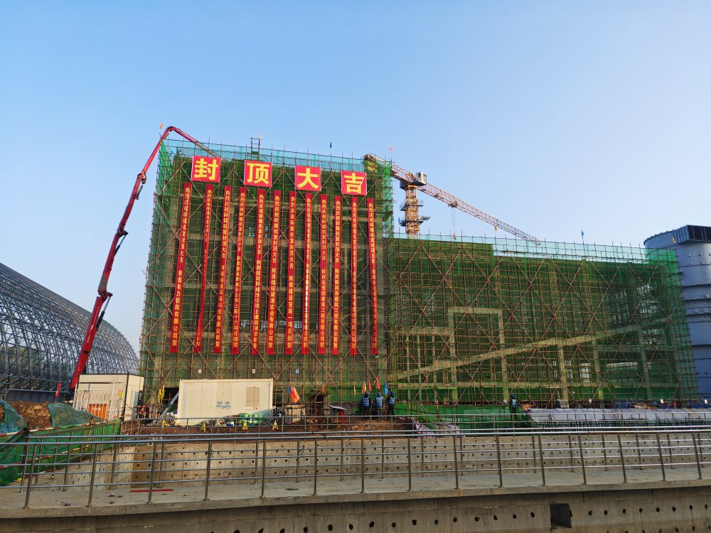 7座“中樞”全線封頂，陜煤建設(shè)韓城分公司土建十六項(xiàng)目部承建的陜煤信陽(yáng)電廠輸煤“骨架”巍然挺立
