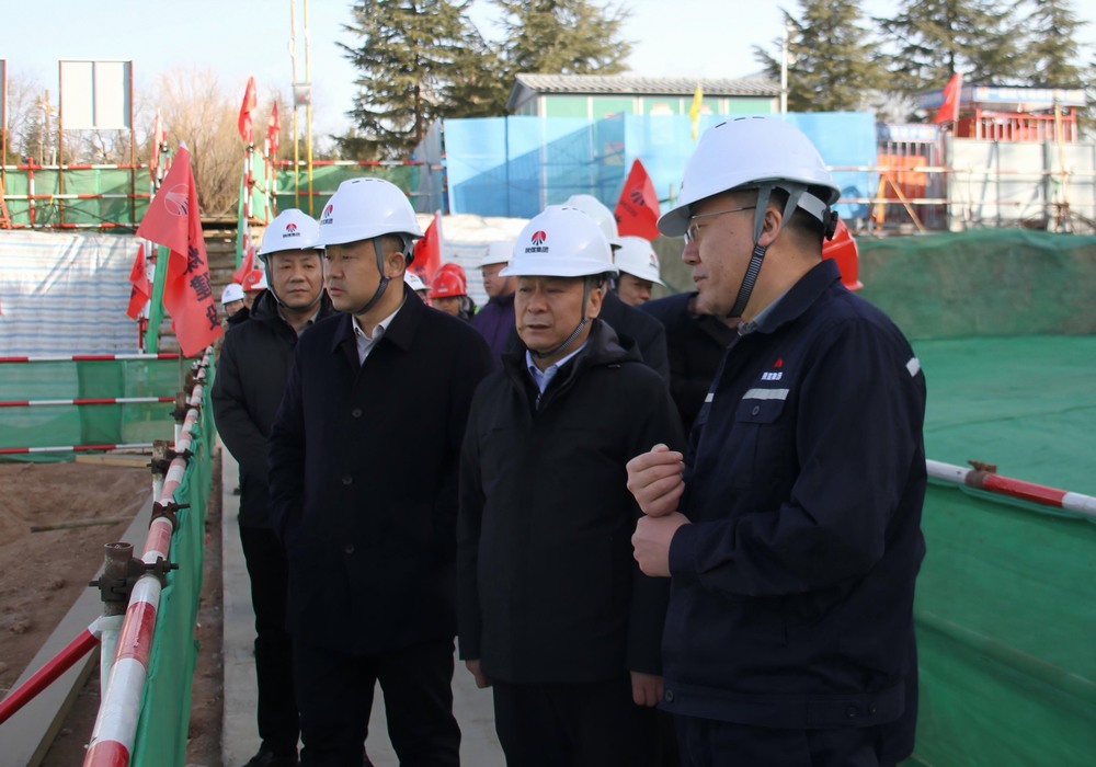 陜煤集團(tuán)工程總監(jiān)、基本建設(shè)管理部總經(jīng)理李仰東深入陜煤建設(shè)承建的銅創(chuàng)能材項(xiàng)目檢查指導(dǎo)工作