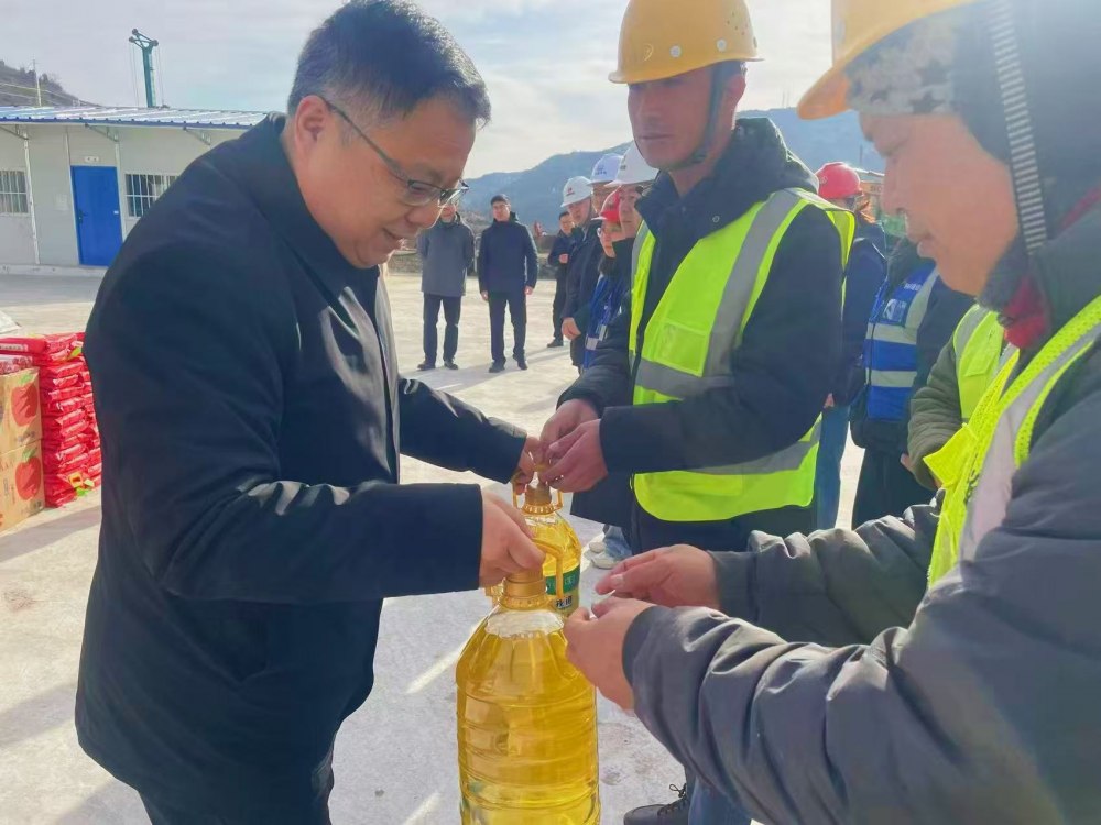 韓城市委副書(shū)記張景鋒赴陜煤建設(shè)韓城分公司承建的韓城北站物流集運(yùn)中心工程項(xiàng)目施工現(xiàn)場(chǎng)慰問(wèn)一線職工