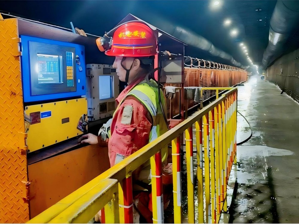 陜煤建設(shè)機(jī)電安裝公司：春節(jié)堅(jiān)守保工期，奉獻(xiàn)擔(dān)當(dāng)寫新篇！