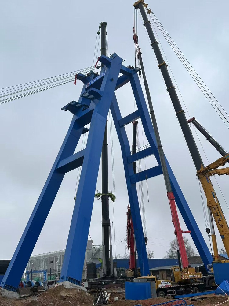 陜煤建設(shè)礦建二公司承建的小莊煤礦義門進風(fēng)立井永久井架順利起立就位