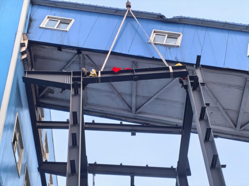 陜煤建設(shè)天工公司土建第二十五項目部韓家灣項目新增主廠房鋼結(jié)構(gòu)順利封頂！